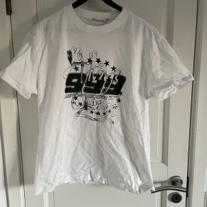 T-shirt med tryck - Svart oversized t-shirt med tryck  Sparsamt använd Strl: S (Men är oversized så passar M utan problem) 
