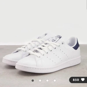 Stan smith  - Säljer mörkblå stan smith. Nästan helt oanvända, kan skicka fler bilder om du är intresserad. Använd inte köp direkt. Köpt för: 1200kr, säljer för: 700kr