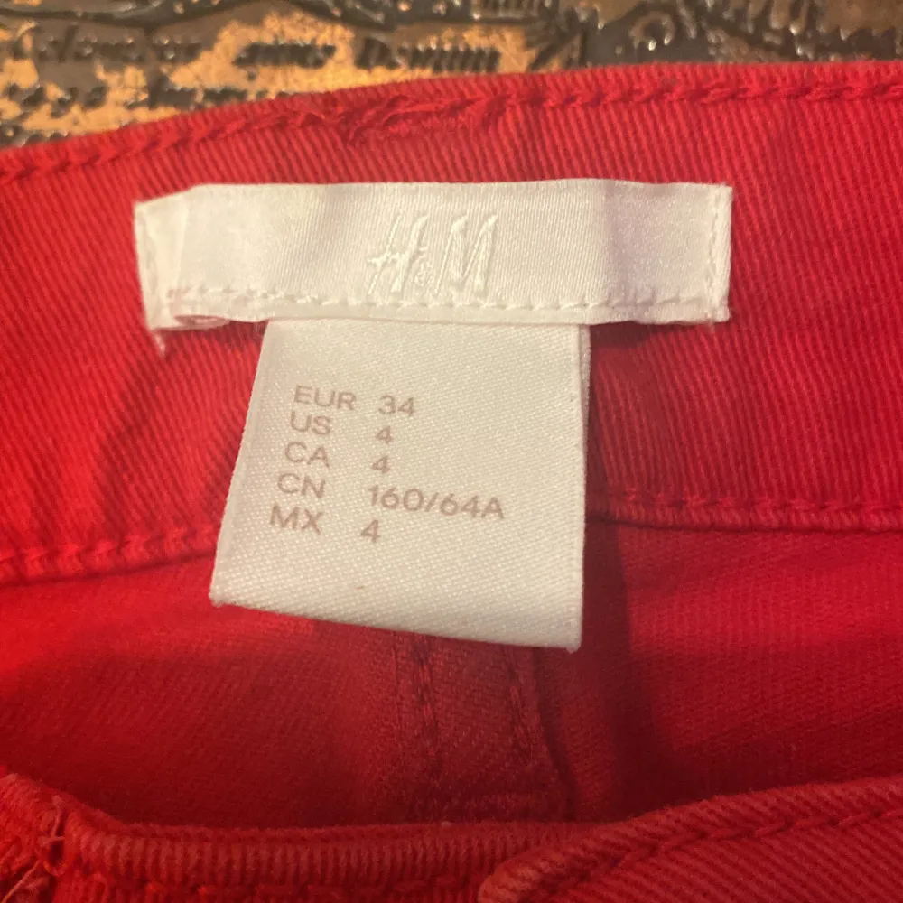 Röda shorts från H&M i storleken 34. Frakt tillkommer. Perfekta för sommaren🍦🌞. Shorts.