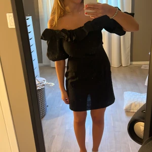 svart klänning - svart jättesöt klänning från hm! aldrig använd 💌