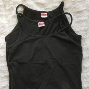 2 svarta linnen - Linnen från Newbody, säljs tillsammans för 20 kr. Bra basic plagg. Fint med smycken till