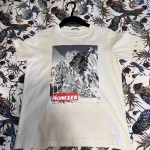 Moncler t-shirt barn - En moncler t-shirt till barn. Stroleken är 12 år. Säljs pågrund av att den blivit liten. 
