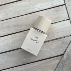 Caia parfym - Säljer Caias parfym som jag fick i deras julkalender men använder inte och aldrig använt då jag har andra 🫶🏼