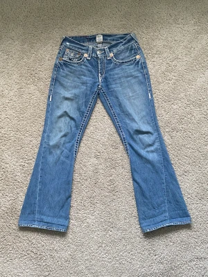 True religion jeans - Säljer ett par super snygga true religion jeans. Har små hål vid hälarna (bild 2) men är annars i ett bra skick. Midjemått-ca 85cm Innerbenslängd-80cm Jag är 1.63 och dom är långa på mig, skulle tro att dom passar till någon som är runt 1.70!🌟   