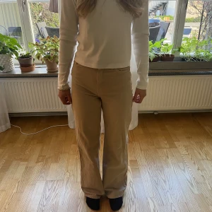 Highwaist jeans - Säljer dessa Monki highwaist straight leg jeans i storlek 24 då dem inte passa mig längre. Köparen står för frakt🫶