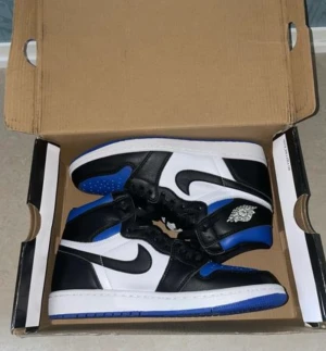 Air Jordan 1 Retro High OG - Skick: 9/10 Storlek: 42  Kollar intresset behöver nödvändigtvis inte sälja den men får jag ett bra pris så säljer jag