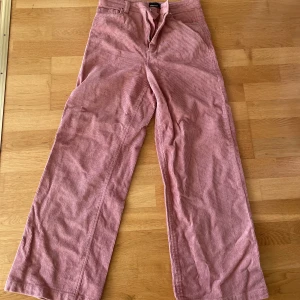 Manchesterbyxor  - Rosa manchesterbyxor från Gina, stretchiga och sitter som en smäck. Vida/raka ben🥰
