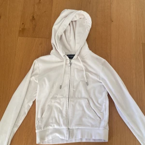 Juicy couture  - Juicy couture tröja i vitt. Andvänd några få gånger. Köpt från 2022 på wakakuu