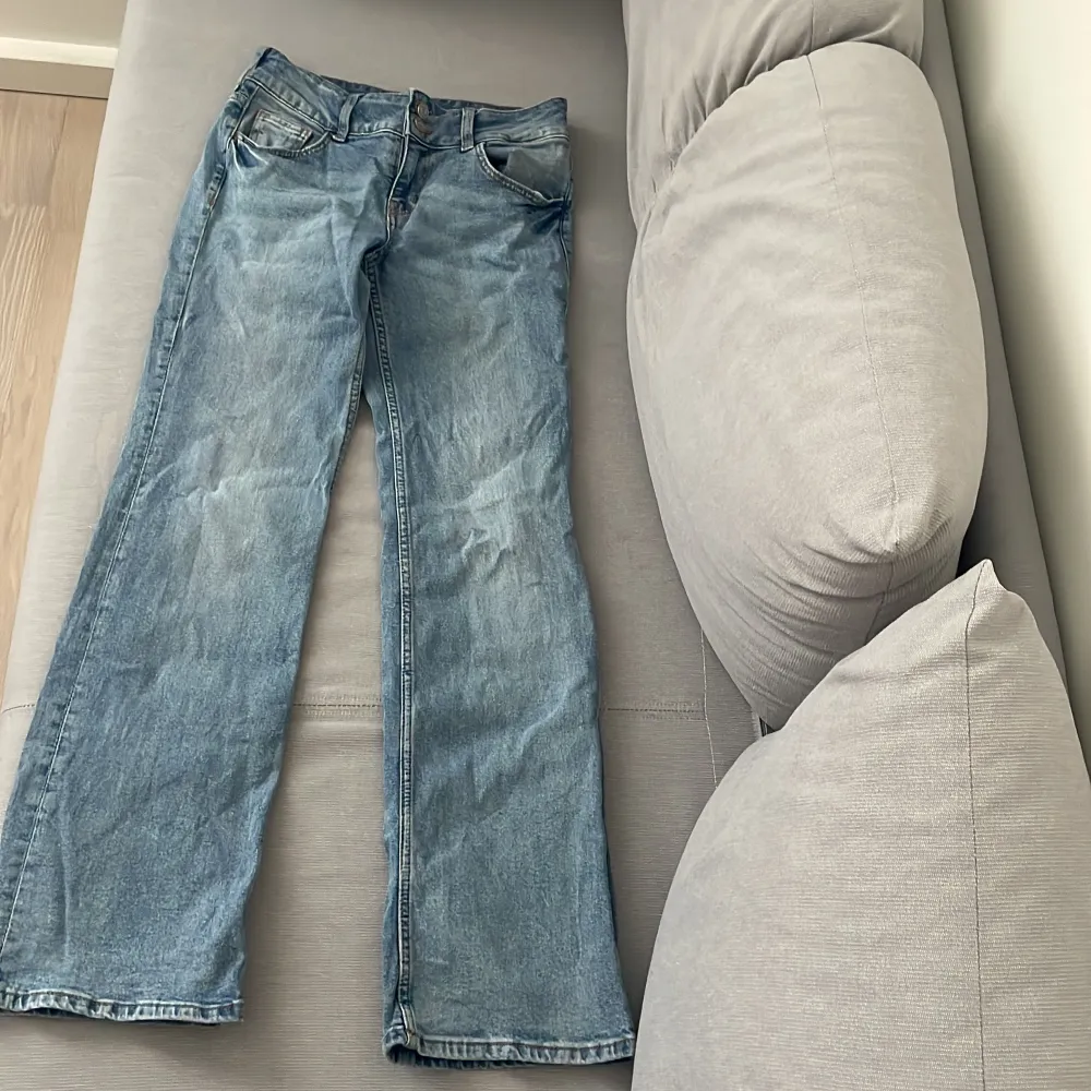 Low waist boutcout jeans från h&m, knappt använda väldigt bra skick. Storlek 38 men passar som en 36. Säljs inte i butik längre. Byxorna har ett hål nere vid hälen, därav priset.. Jeans & Byxor.