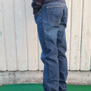 Mörk blåa jeans  - De här jeansen fick jag av min mormor men tyvär var de för stora. Jag tycker de är sköna men tyvär för stora, därför vill jag sälja de och  hoppas att du som köper dessa uppskattar dem och tar väl hand om dem.