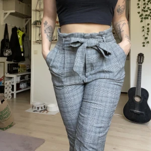 Kostymbyxor  - Jättefina kostymbyxor från H&M med snörning i midjan. Knappt använda då de är för stora för mig 