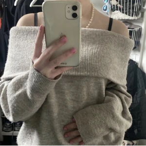 💓Off shoulder tröja💓 - Ompublicering av denna off shoulder tröjan som är helt i nyskick och endast använd ett fåtal gånger 💓 Så mysig att ha på sommarkvällar 😍 Säljer då den inte riktigt är min stil 💕
