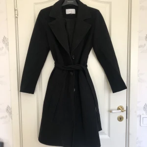 Kappa - Helt oanvänd svart kappa i storlek S.