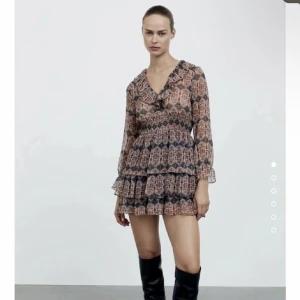 Zara klänning - Säljer min jättefina klänning från zara då den är förkort för mig💗 Storlek M men skulle säga att den passar Xs- M. Priset går att diskutera!! Hör av er av intresse!💗säljer för 400 inklusive frakt!!💗💗