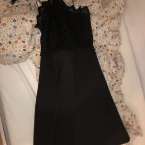 Svart klänning med spets - Mycket bra skick, aldrig använd. Köpt på Sellpy men var för liten.