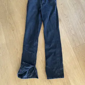 Jeans med slits från Pull&bear. Jättesnygg tvätt✨✨