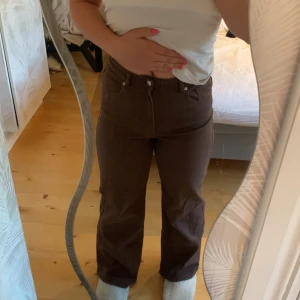 Bruna jeans - Bruna jeans, högmidjade, sitter bra i bak och över lår. Använda max 5 gånger, som nya