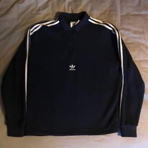 Skön Adidas sweatshirt, använt ett par få gånger, skick 9/10. Ny pris 800. Priset är förhandlingsbart 