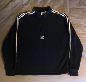 Adidas polo sweatshirt  - Skön Adidas sweatshirt, använt ett par få gånger, skick 9/10. Ny pris 800. Priset är förhandlingsbart 