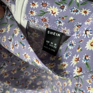 blommig långkjol - Jätte fin kjol från shein💜jätte fin till sommaren och den sitter jätte fint på kroppen💕 kommer tyvärr inte till användning men hoppas den kan passa någon annan bättre💜den är köpt för 119kr men säljer för endast 40kr 🤩