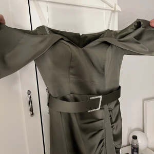 Bal/fest klänning  - Olivgrön klänning med släp  Silver diamant bälte Passar S/M  Använd endast en gång  Kan hämtas upp i Örebro  