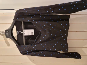 Blus från Monki  - Ny och med tags 