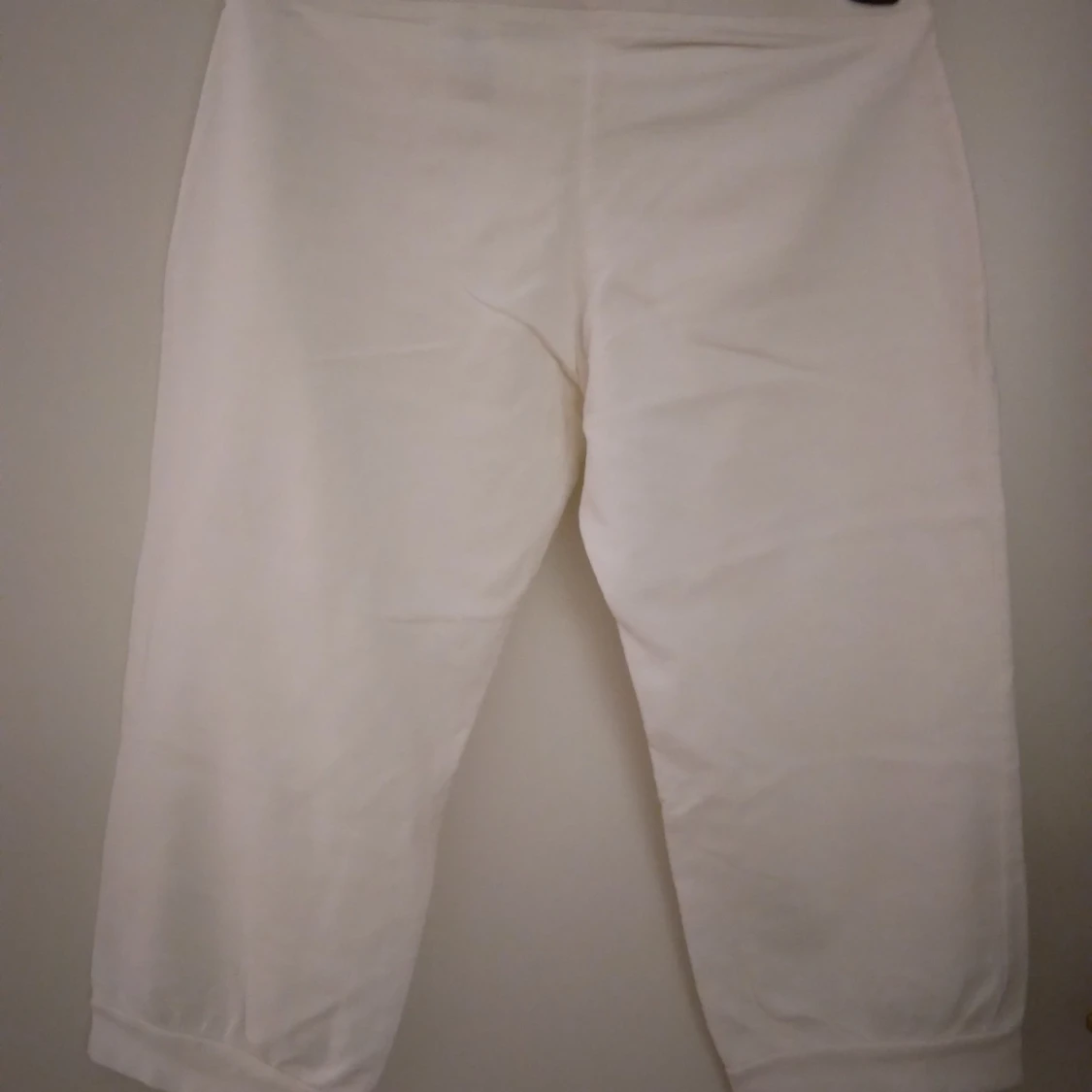 Gräddvita knälånga sweatpants, strlk: 34 / XS. Begagnade men inte trasiga. - 1