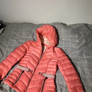 Esprit jacka  - Rosa/aprikos färgad tunn jacka. Jättefin färg perfekt till vår/sommar. Storlek S kan passa M 