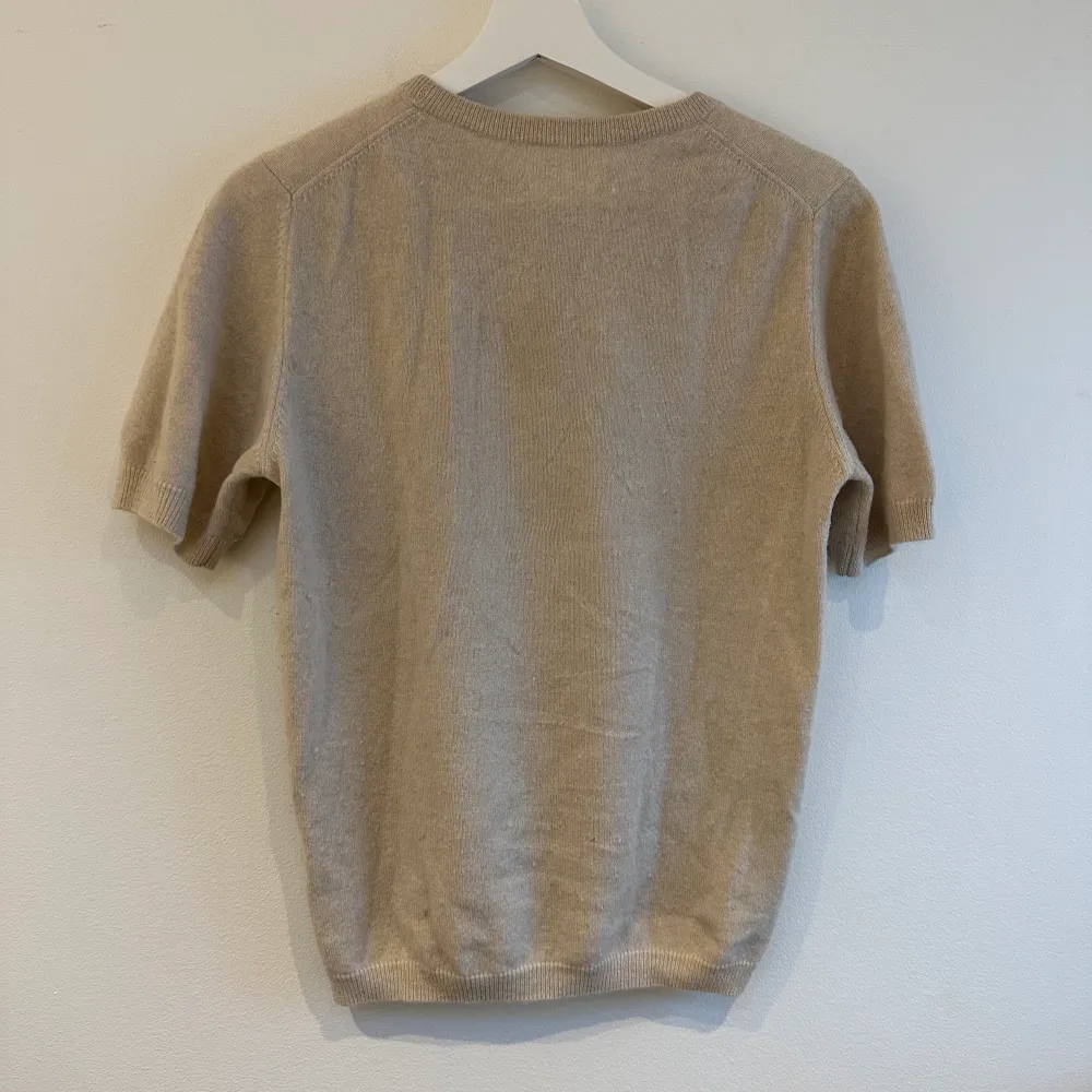 säljer denna kashmir tröja i storlek S från soft goat. har små fläckar på som man ser på bild 3. T-shirts.