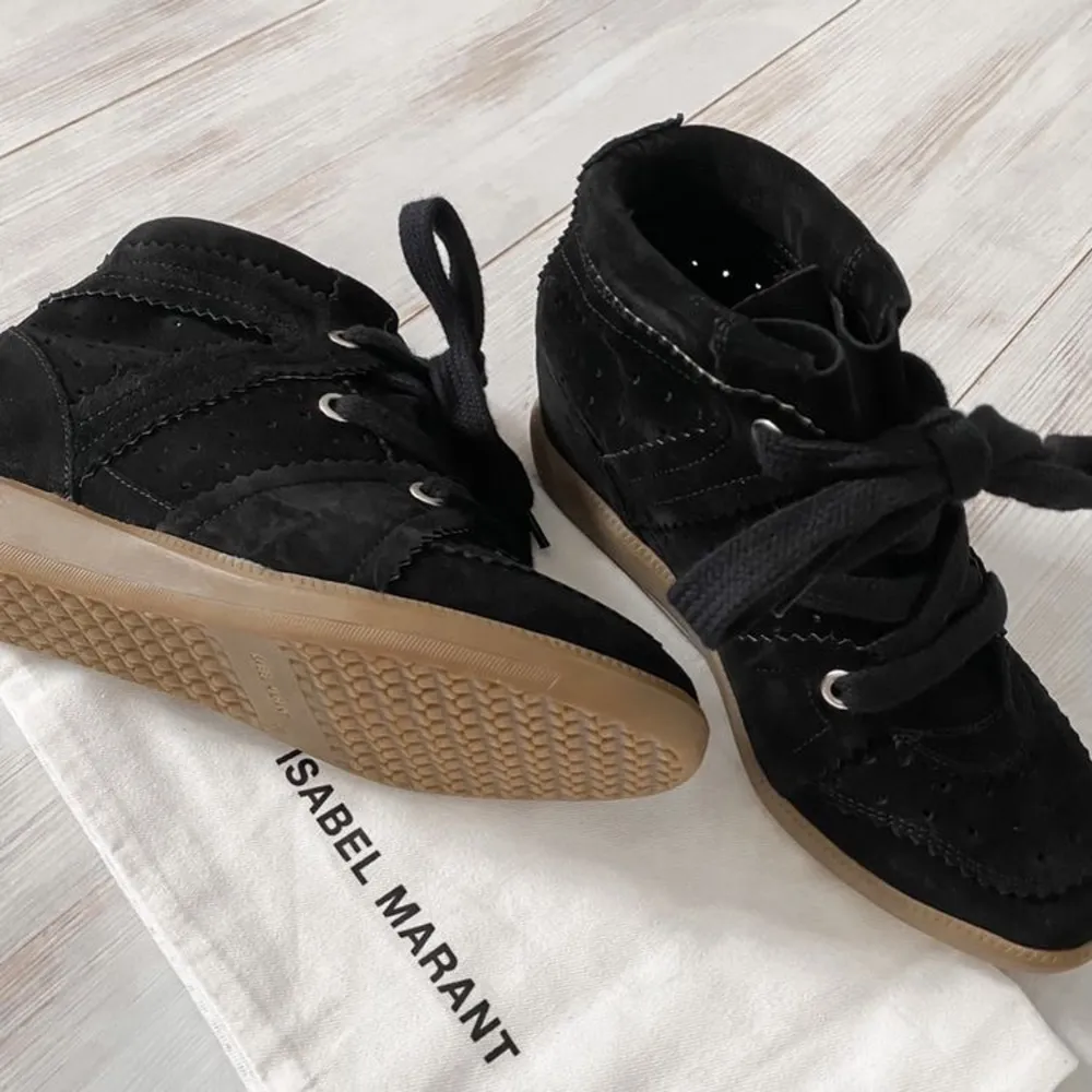 Säljer mina svarta isabel marant skor modell ”Bobby sneakers” nypris är 5200kr. Meddela mig privat för äkthetsbevis. Väldigt bra skick endast använda ett par gånger. Skriv privat för pris. . Kengät.