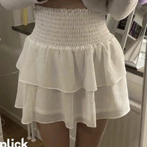 kjol - säljer denna kjol från chelsea, använd typ en gång förra sommaren. kom privat för egna bilder 