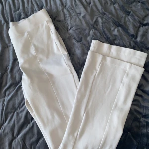 Slutsålda byxor!! - Köpte byxorna i vintras och har endast provats på 1 gång🌸Passar både xs-s!