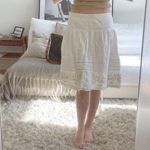 Kjol  - Jättegullig kjol från Tommy hilfiger. Jag är 170 cm 