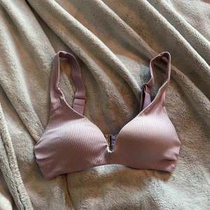 Lila bikiniöverdel  - Bikinitopp i lila med lite push, avklippt lapp men tror det är H&M <3 