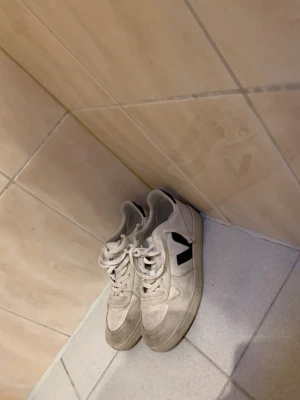 Veja skor  - Köpta 2022 Använda några veckor  Aldrig tvättade eller rengjorda så därför är dom smutsiga Köpta för 1250kr inga skador eller något 