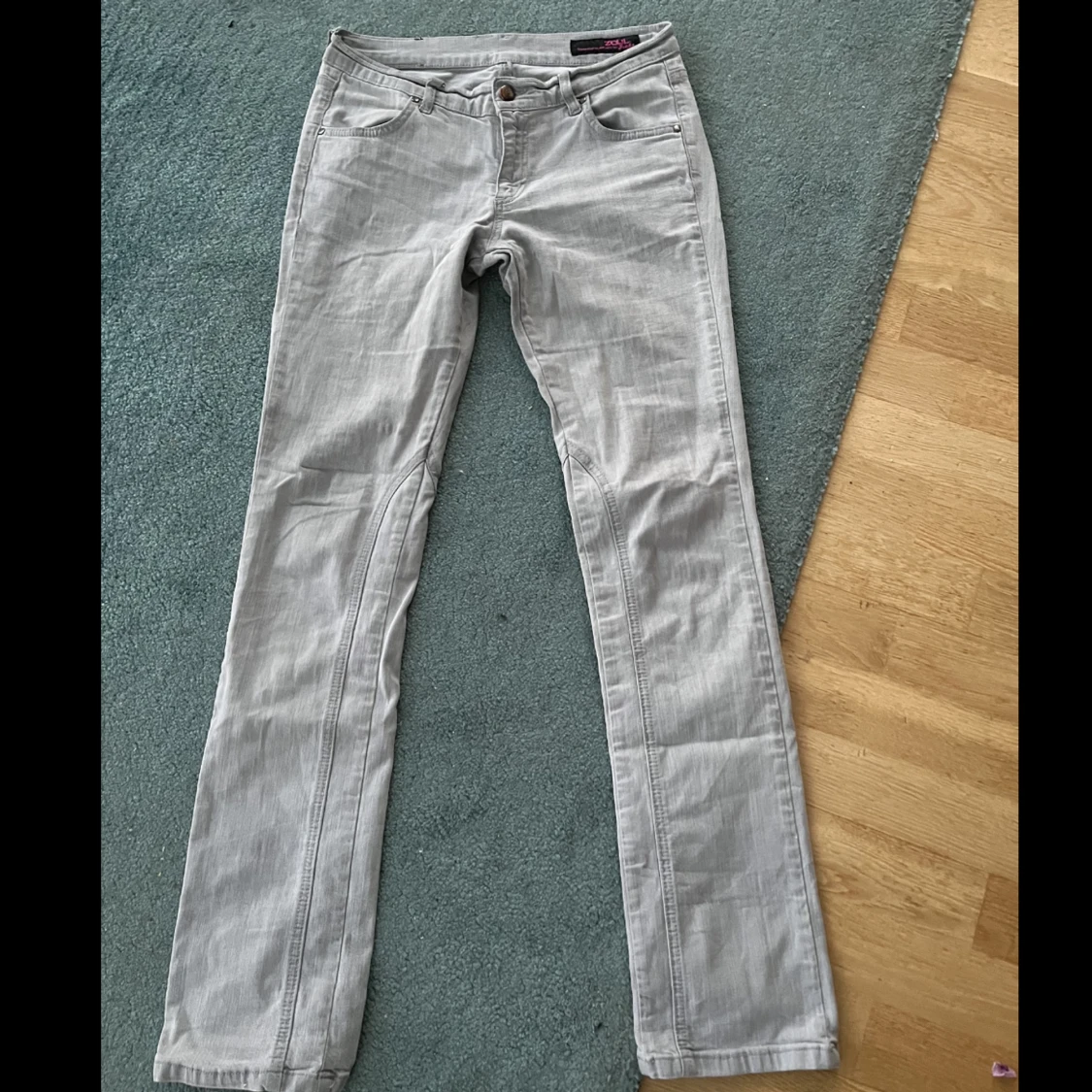 Grå lågmidjade jeans  - 90