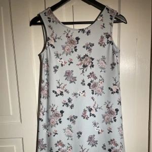 Klänning - Klänning från Mohito, använd 2 ggr. Storlek XS men den passar stl S också.