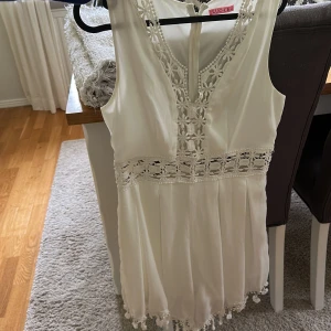 Byxdress - Vit byxdress, använd 1 gång