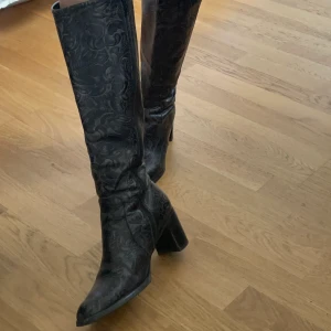 Svarta boots 38 - Snygga mönstrade vintageboots!!💓💓 Säljer eftersom att de är för små på mig :(( (Jag har storlek 39). 
