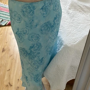 Kjol - 00-tals kjol. Storlek L men passar M lika bra lågmidjat. 