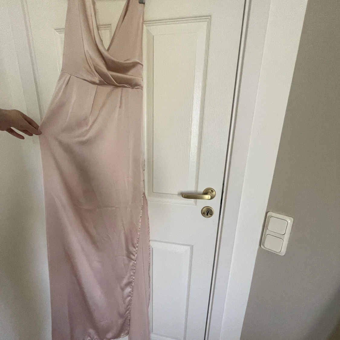 Långklänning med öppen rygg och slits - 90