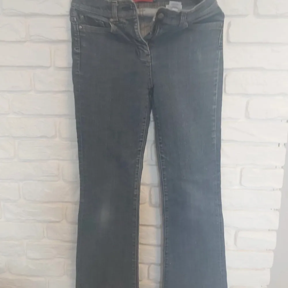 Säljer ett par lågmidjade jeans med supersöta detaljer på fickorna!. Jeans & Byxor.