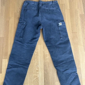 Carhartt Keyto Cargo Pant - Mörkgrå färg Size 30, men stora i storleken(känns som 32) Använda 4-5 gånger, nypris 1400
