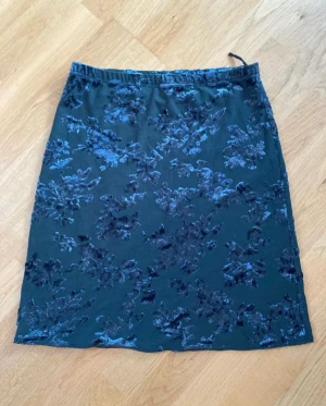 kjol - väldigt 90tals aktig kjol med mönster i velvet