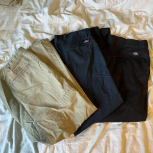Dickies 3 pack  - Säljer mina Dickies byxor i 3 pack. Det är blandade storlekar, men alla passat mig som bär storlek M/L