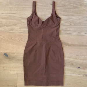 Brun topp/klänning - Superfin klänning/ topp (varför inte klippa av?) i en varm brun ton. Strl XS-S. Made in italy. 