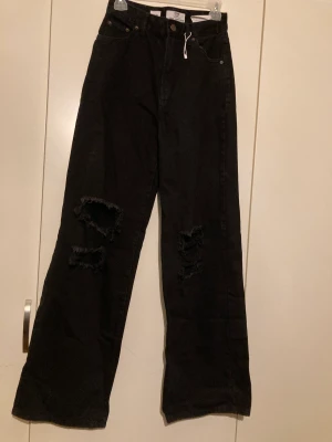Svarta rivna jeans - Ett par helt nya rivna jeans i jätte bra skick. 