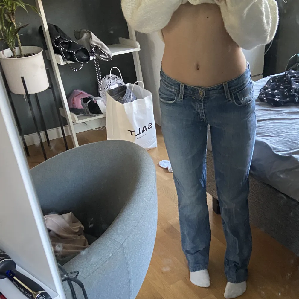 Skit snygga Levis jeans, middle/low waist💋Kommer tyvärr inte till användning💋köparen står för frakten💋. Jeans & Byxor.