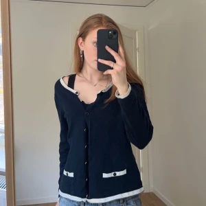 KOFTA - Jättesöt kofta! St M men passar XS- M beroende på hur man vill att den ska sitta!