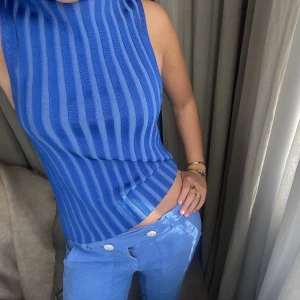 Dagmar top - Blå, tunn stickad topp. Perfekt för sommaren i härlig färg! Den är i sorlek L men den är liten i storleken💙